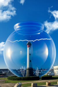 Montage photo du phare de Ouistreham dans un aquarium