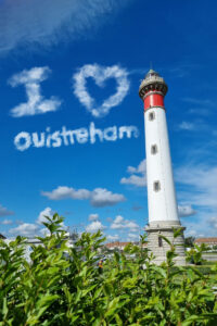Montage photo du phare de Ouistreham où "I love Ouistreham" est écrit en nuages