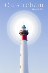 Montage photo du phare de Ouistreham devant un halo de lumière dans les couleurs de l'hiver