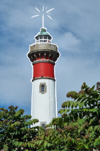 Montage photo du phare de Ouistreham représenté comme un radar derrière un feuillage