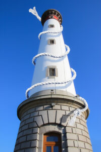 Montage photo du phare de Ouistreham autour duquel une corde s'enroule