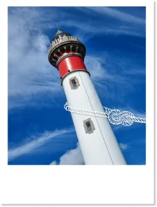 Montage photo du phare de Ouistreham hissé par une corde dessinée