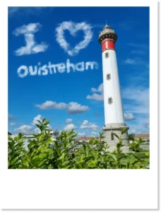 Montage photo du phare de Ouistreham où "I love Ouistreham" est écrit en nuages