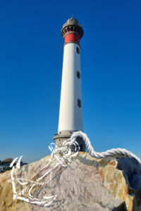 Montage photo du phare de Ouistreham devant lequel est posée une ancre dessinée sur un rocher