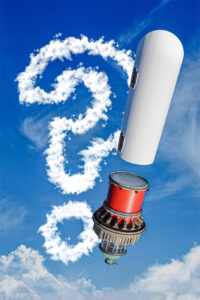 Montage photo du phare de Ouistreham dans le ciel représentant un point d'exclamation, à côté d'un point d'interrogation fait de nuages