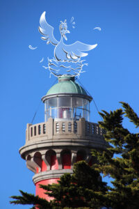 Photomontage d'une mouette dessinée ayant fait son nid sur le haut du phare de Ouistreham