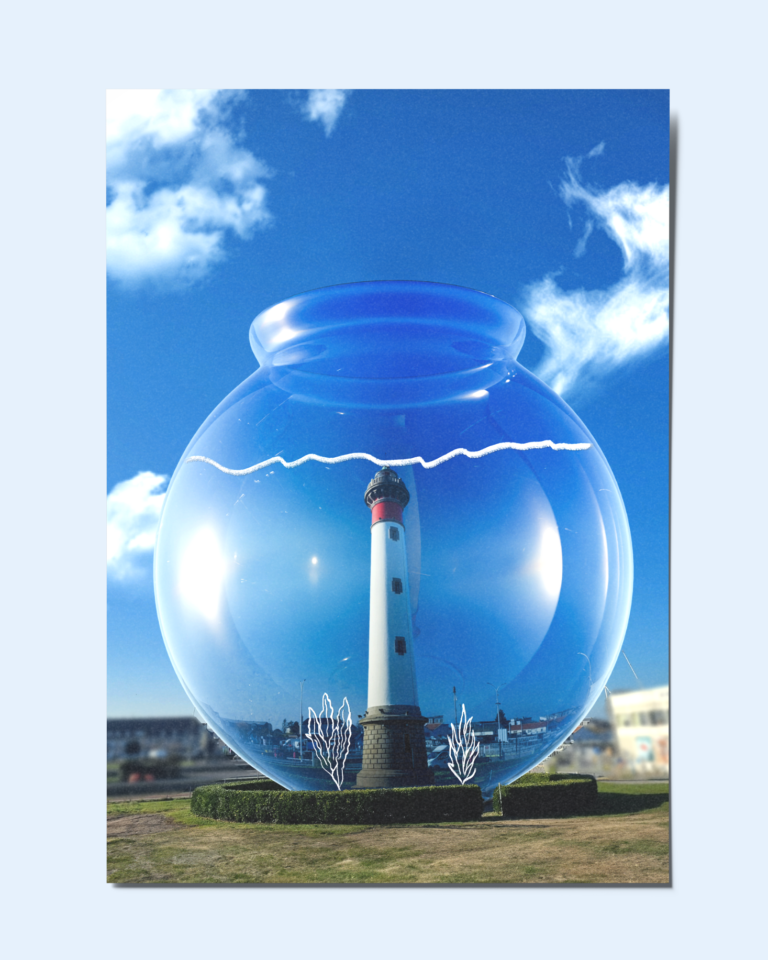 Montage photo du phare de Ouistreham dans un aquarium