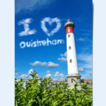Montage photo du phare de Ouistreham où "I love Ouistreham" est écrit en nuages