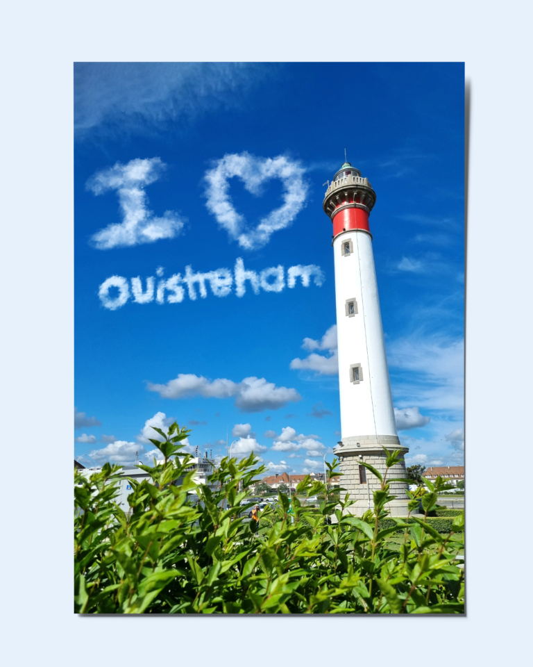 Montage photo du phare de Ouistreham où "I love Ouistreham" est écrit en nuages