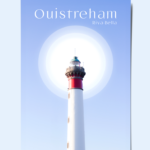 Montage photo du phare de Ouistreham devant un halo de lumière dans les couleurs de l'hiver