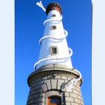 Montage photo du phare de Ouistreham autour duquel une corde s'enroule