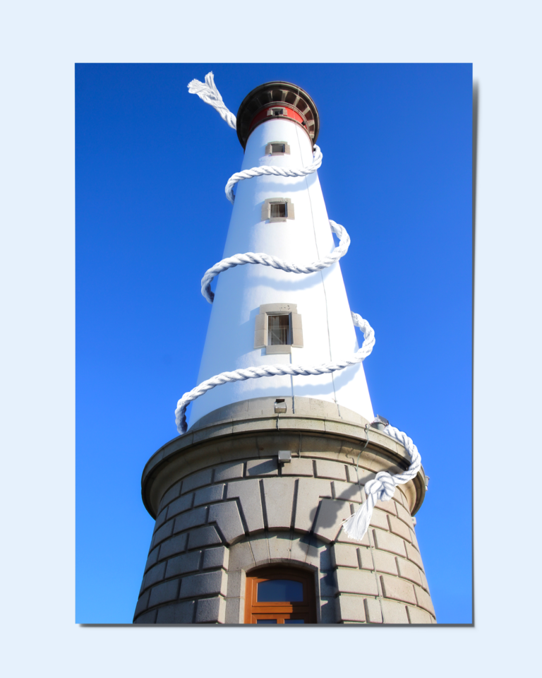 Montage photo du phare de Ouistreham autour duquel une corde s'enroule