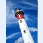 Montage photo du phare de Ouistreham hissé par une corde dessinée