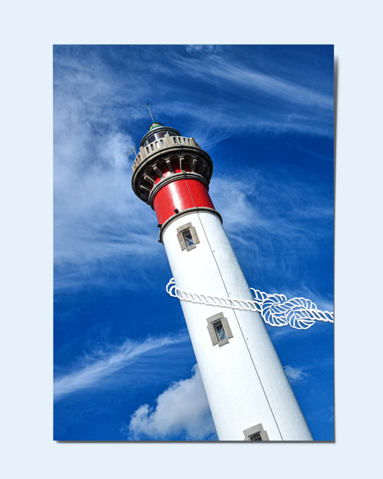 Montage photo du phare de Ouistreham hissé par une corde dessinée