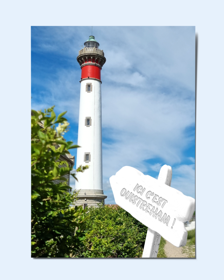Montage photo du phare de Ouistreham vers lequel pointe une pancarte "Ici c'est Ouistreham !"