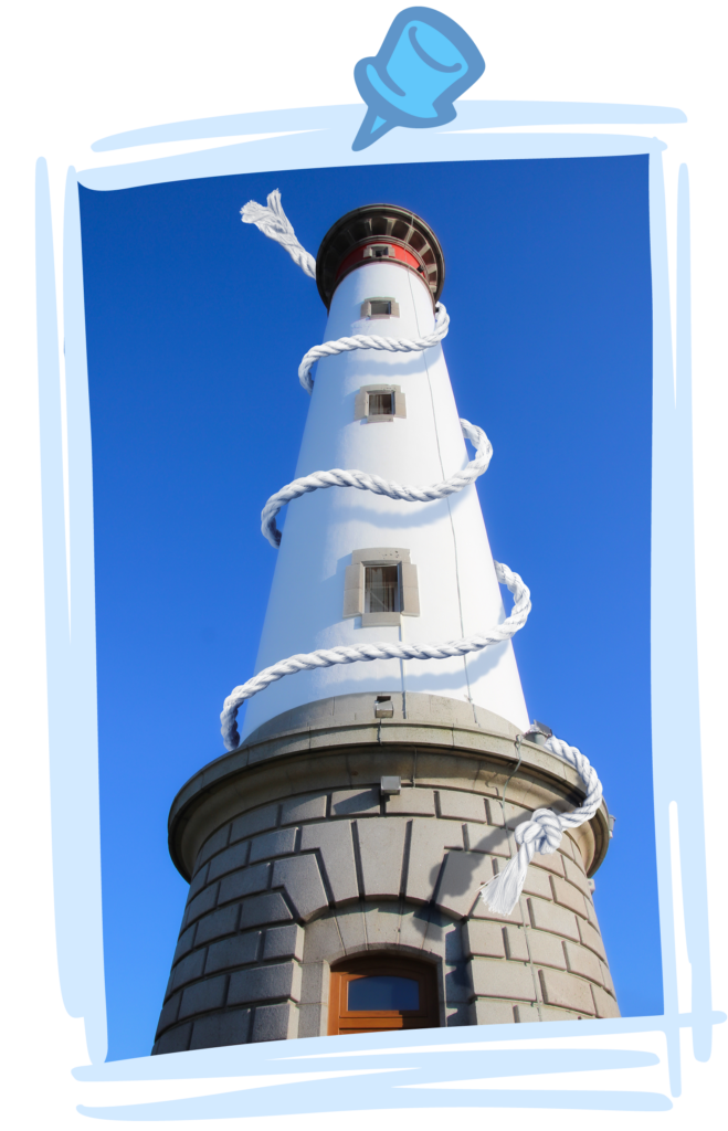 Photomontage du phare de Ouistreham autour duquel une corde s'enroule, dans un cadre accroché par une punaise