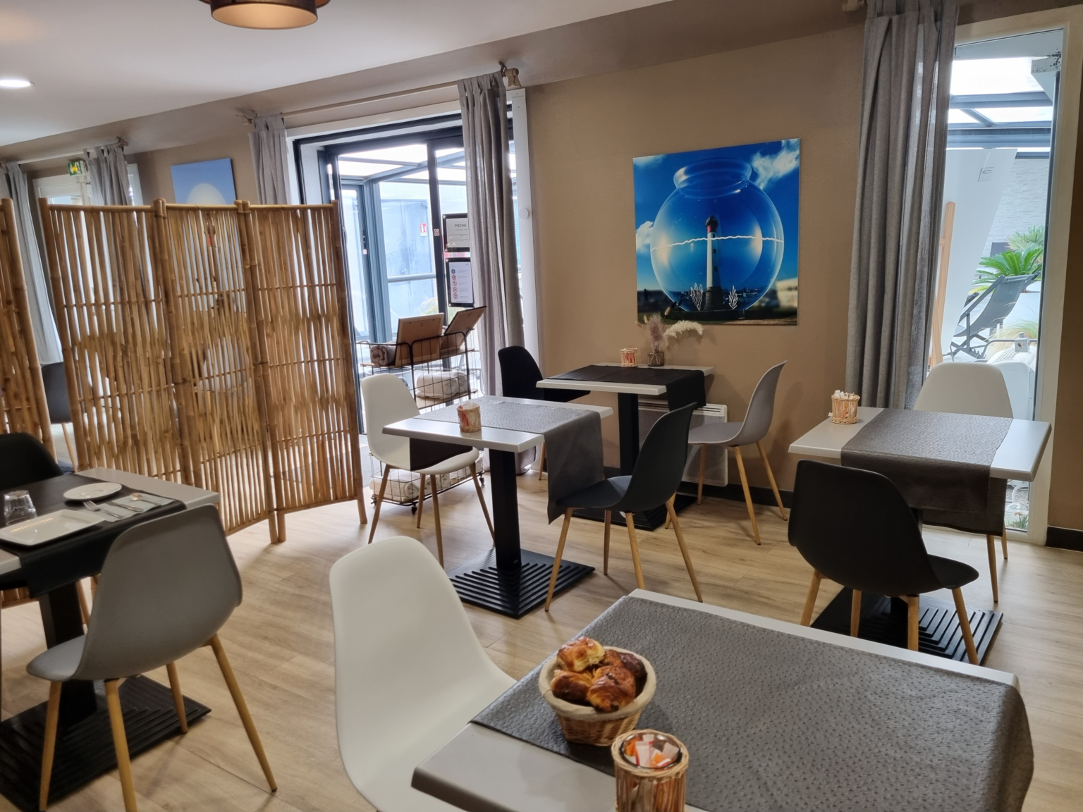 Visuel de Pharetistique "le phararium" en grand format exposé dans un restaurant